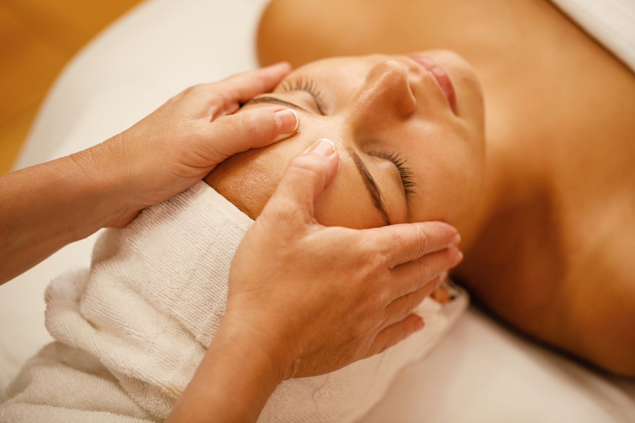 closeup-young-woman-enjoying-head-massage-during-beauty-treatment-spa1 Indian head massage hillcrest